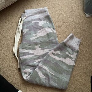 ✨AERIE CAMO JOGGERS✨